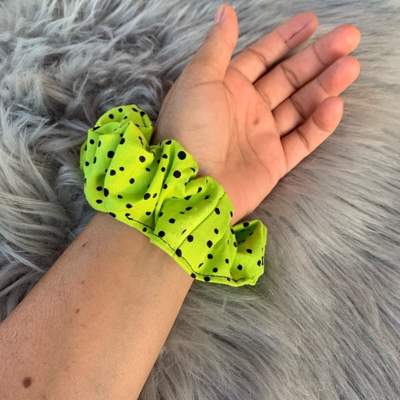❌OUT OF STCOK❌Neon green scrunchie - Picture 2 of 3